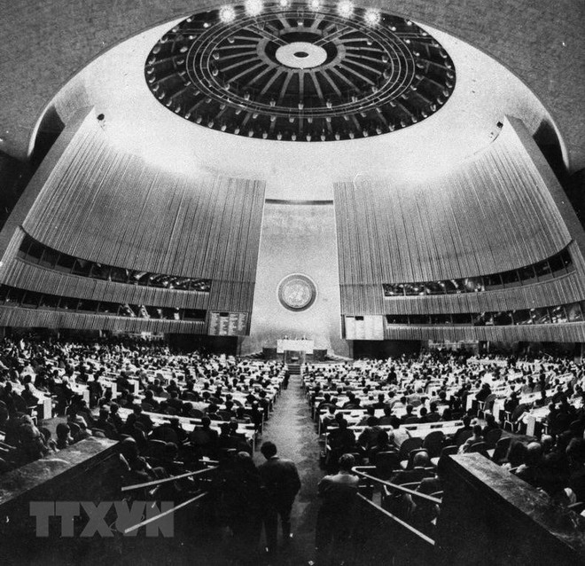 Ngày 20/9/1977, Phiên khai mạc Kỳ họp thứ 32 Đại hội đồng Liên hợp quốc tại New York (Mỹ) thông qua Nghị quyết công nhận Việt Nam là thành viên của Liên hợp quốc. (Ảnh: Tư liệu TTXVN) Việt Nam - Đối tác mạnh mẽ của LHQ vì hòa bình và phát triển bền vững ảnh 1