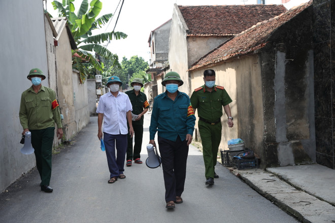 Tổ phòng, chống COVID cộng đồng thôn Phúc Ninh, xã Ninh Sơn, huyện Việt Yên. (Ảnh: Danh Lam/TTXVN) Bắc Giang: Kinh nghiệm chiến thắng COVID-19 ở tâm dịch Hồng Thái ảnh 1