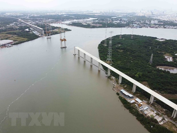 Xây dựng cầu Bình Khánh trên tuyến cao tốc Bắc-Nam qua Thành phố Hồ Chí Minh. (Ảnh: TTXVN) Nghiên cứu, đề xuất phương án đầu tư phù hợp đường vành đai 4 TP.HCM ảnh 1
