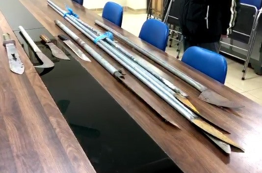 Hà Nội: Bắt nhóm học sinh lớp 10 với nhiều hung khí chuẩn bị hỗn chiến ảnh 1