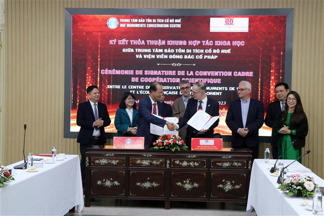 Ký kết thỏa thuận khung hợp tác khoa học trong lĩnh vực bảo tồn di sản văn hóa. (Ảnh: Đỗ Trưởng/TTXVN) Viện Viễn Đông Bác cổ Pháp hợp tác bảo tồn Di tích Cố đô Huế ảnh 2