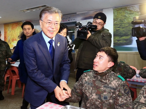 Phế truất Tổng thống có thể khiến Hàn Quốc xích lại gần Trung Quốc ảnh 1