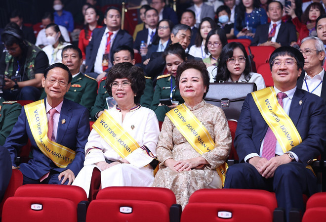 Các doanh nhân tiêu biểu tham dự kỷ niệm Ngày Doanh nhân Việt Nam. (Ảnh: Dương Giang/TTXVN) Tôn vinh top 10 doanh nhân Việt Nam tiêu biểu năm 2022 ảnh 1