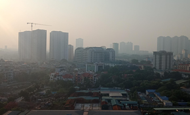 Vào lúc 8 giờ sáng nay, 24/9, nhìn từ trên cao, thành phố Hà Nội vẫn đang bị bao phủ một màn sương mờ mịt. (Ảnh: H.V/Vietnam+) Vì sao chất lượng không khí tại các đô thị lớn ngày càng ‘xấu’? ảnh 2