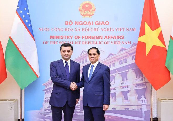 Bộ trưởng Bộ Ngoại giao Bùi Thanh Sơn đón Bộ trưởng Ngoại giao Uzbekistan Bakhtiyor Saidov. (Ảnh: Minh Đức/TTXVN) TTXVN_1803VietnamUzbekistan.jpg