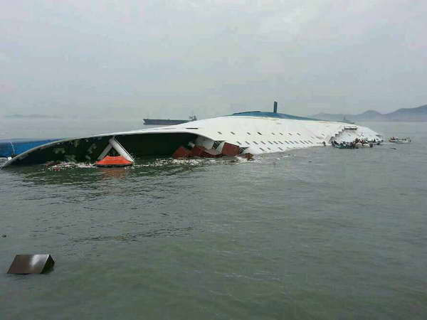 Thêm 1 học sinh chết do chìm phà, hơn 100 người vẫn mất tích ảnh 1