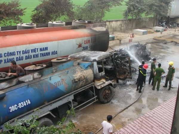 Máy bơm dầu chập điện khiến hai ôtô bốc cháy dữ dội ảnh 1