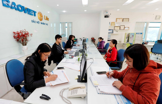 Khách hàng giao dịch tại Công ty Bảo Việt Nhân Thọ chi nhánh Hải Phòng. (Ảnh: Trần Việt/TTXVN) Dự thảo sửa đổi Luật Bảo hiểm: Tăng quyền tự chủ cho doanh nghiệp ảnh 1