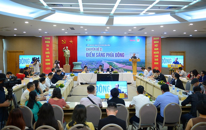 Diễn đàn “Quy hoạch đô thị ven sông Hồng - Chuyên đề II: Điểm sáng phía Đông Hà Nội.” (Ảnh: PV/Vietnam+) Đô thị ven sông: Đưa Hà Nội vươn tầm các thành phố lớn trên thế giới ảnh 1