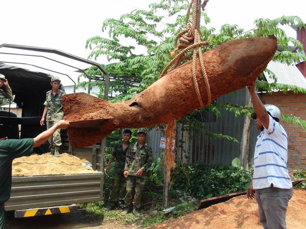 Quả bom "khủng" trong khu dân cư đã được xử lý an toàn ảnh 1