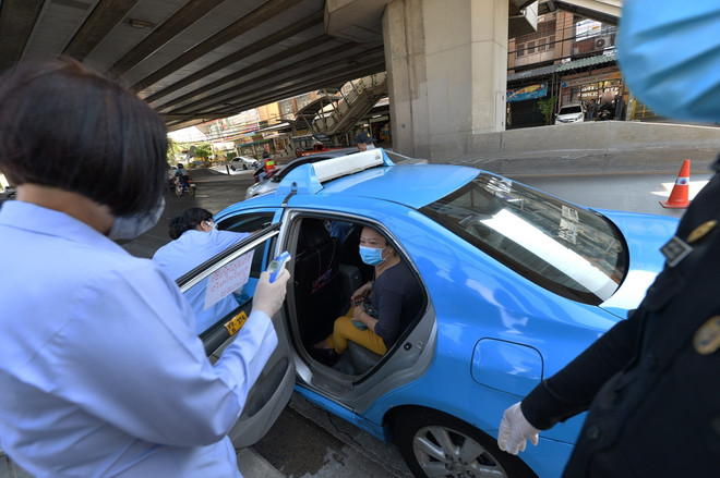 Campuchia hỗ trợ ngành du lịch, Thái Lan phát khẩu trang miễn phí ảnh 1