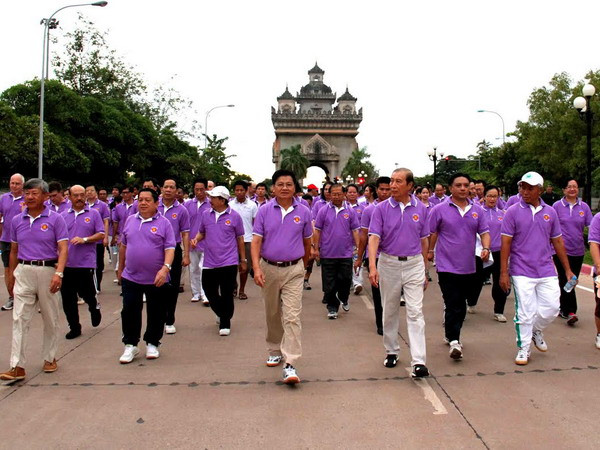 Bô Ngoại giao Lào tổ chức đi bộ kỷ niệm 17 năm gia nhập ASEAN ảnh 1
