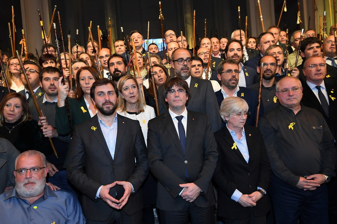 Các thị trưởng Catalonia biểu tình trước trụ sở châu Âu ở Brussels ảnh 1