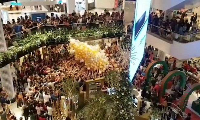 Chen lấn giành phiếu quà tặng Giáng sinh, nhiều người nhập viện ảnh 1