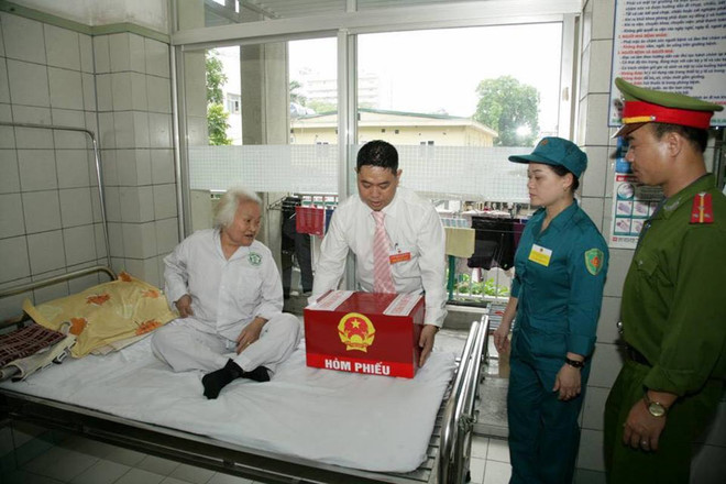 "Mang hòm phiếu di động vào tận giường bệnh để người dân bầu cử" ảnh 9