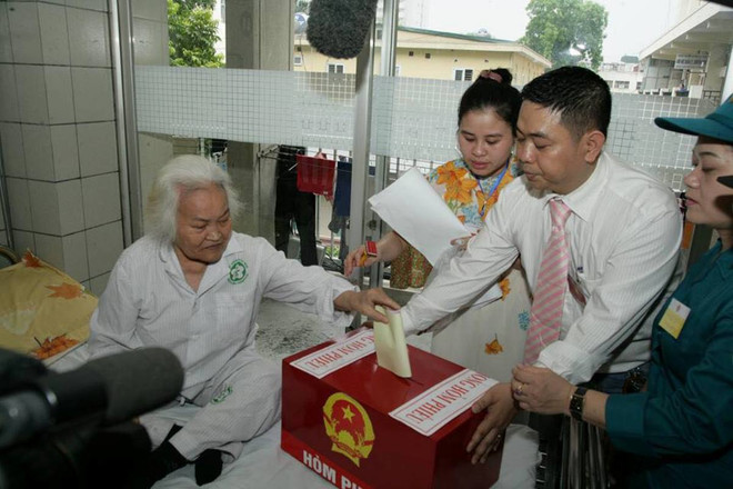 "Mang hòm phiếu di động vào tận giường bệnh để người dân bầu cử" ảnh 2