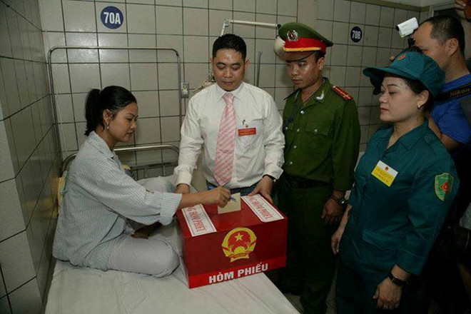 "Mang hòm phiếu di động vào tận giường bệnh để người dân bầu cử" ảnh 5