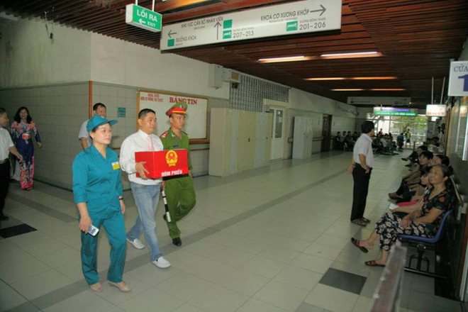 "Mang hòm phiếu di động vào tận giường bệnh để người dân bầu cử" ảnh 4