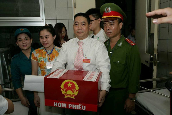 "Mang hòm phiếu di động vào tận giường bệnh để người dân bầu cử" ảnh 7