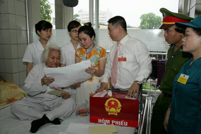 "Mang hòm phiếu di động vào tận giường bệnh để người dân bầu cử" ảnh 8