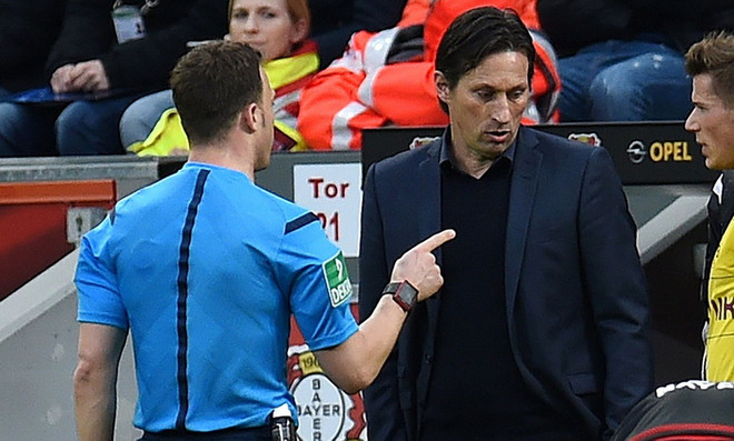 Giận HLV, trọng tài tạm dừng trận đấu... bỏ vào đường hầm ảnh 1