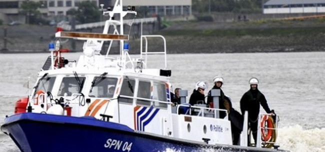 Bỉ phát hiện thùng hàng chứa gần 1 tấn cocaine trôi trên biển ảnh 1