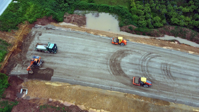 Gói thầu số 9 xây dựng đoạn tuyến từ Km13+017,92 đến Km36+166,74 là gói thầu lớn nhất của dự án đường Vành đai 4, do Vinaconex thi công đặt mục tiêu hoàn thành gói thầu trước 6 tháng, tức vào cuối năm 2025. (Ảnh: Huy Hùng/TTXVN) TTXVN_1206vanhdai42.jpg