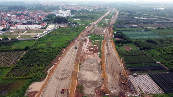 Thi công đường song hành tại gói thầu số 8 trên địa bàn xã Tiền Yên, huyện Hoài Đức. (Ảnh: Huy Hùng/TTXVN) TTXVN_1206vanhdai43.jpg