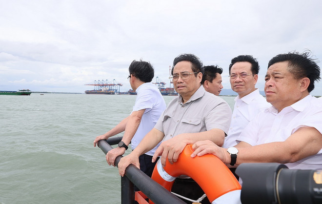 Thủ tướng Phạm Minh Chính khảo sát dự án Cảng trung chuyển quốc tế Cần Giờ. (Ảnh: Dương Giang/TTXVN) TTXVN_1206Cangio2.jpg