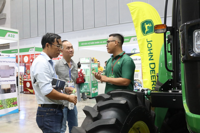 Giới thiệu máy móc nông nghiệp tại Triển lãm Agri Vietnam 2024. (Ảnh: Xuân Anh/TTXVN) TTXVN_1206trienlamnongnghiep2.jpg