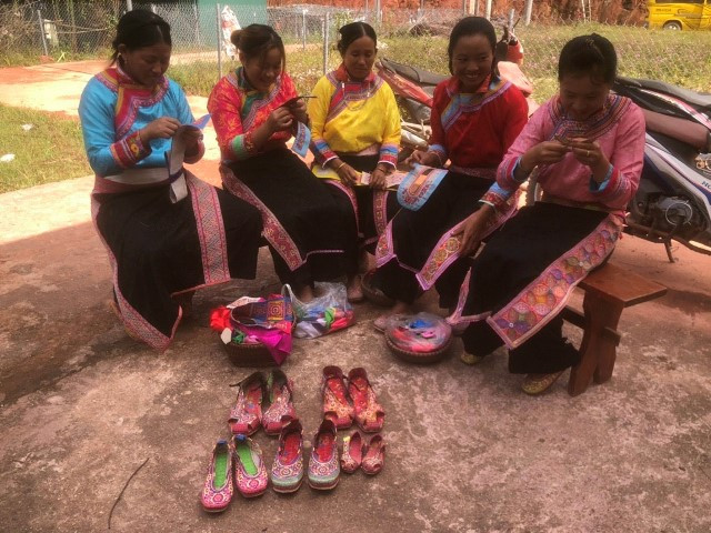 Độc đáo Di sản Văn hóa Nghề Thêu giày của người Xạ Phang ở Điện Biên ảnh 3