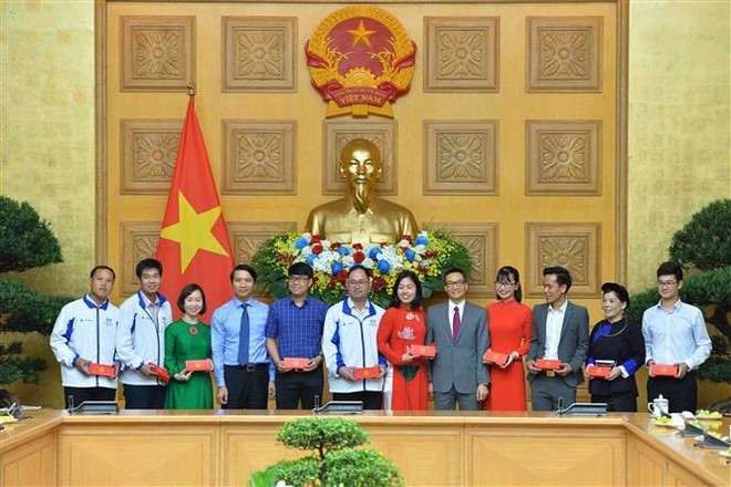 Phó Thủ tướng Vũ Đức Đam gặp mặt các giáo viên tiêu biểu ảnh 1