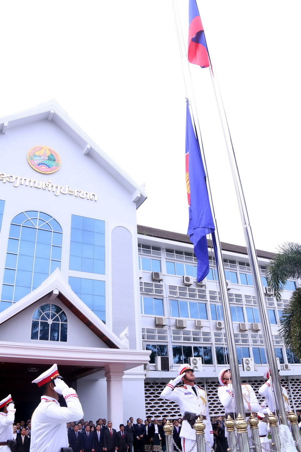 Thượng cờ ASEAN tại Lào kỷ niệm 51 năm Ngày thành lập Hiệp hội ảnh 2