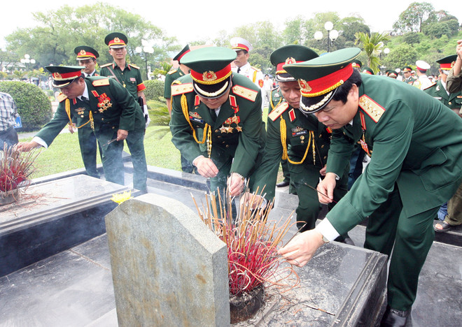 Quân ủy TW, Bộ Quốc phòng dâng hương ở nghĩa trang Điện Biên ảnh 1