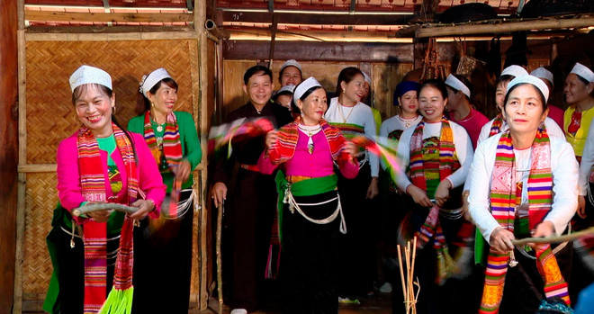 Tập quán xã hội và tín ngưỡng Mo Mường của đồng bào dân tộc Mường (Nho Quan, Ninh Bình) được công nhận Di sản Văn hóa phi Vật thể Quốc gia. (Ảnh: Thùy Dung/TTXVN) ttxvn_mo nuong_resize.jpg