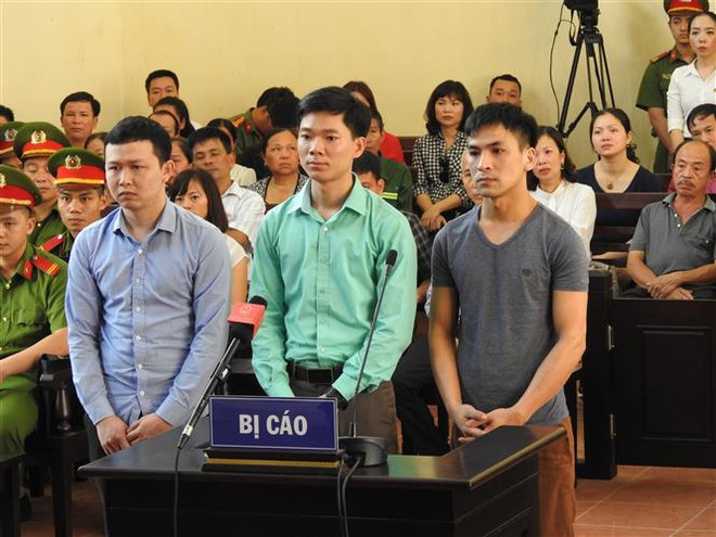 Các bị cáo tại một phiên xét xử. (Ảnh: Vũ Hà/TTXVN) Hoãn xét xử vụ án chạy thận vì vắng mặt Hoàng Công Lương ảnh 1