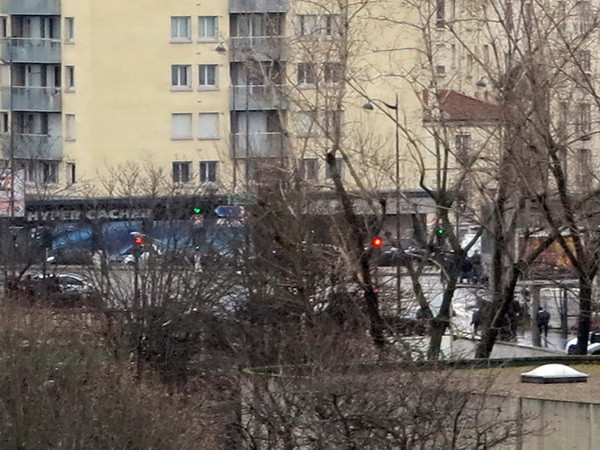 Bộ Nội vụ Pháp bác tin 2 người thiệt mạng trong vụ bắt con tin ảnh 1