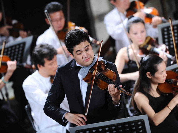 Nghệ sỹ Bùi Công Duy biểu diễn trong “Đêm nhạc Beethoven” TP.HCM ảnh 1