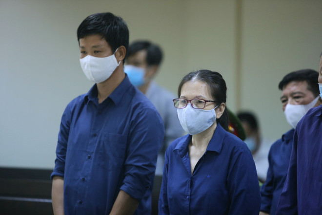 Bị cáo Nguyễn Thị Hoàng Oanh (đeo kính, nguyên Giám đốc Agribank Bến Thành) tại phiên tòa. (Ảnh: Thành Chung/TTXVN) Tuyên án phúc thẩm vụ án tham ô tài sản tại Agribank Bến Thành ảnh 1