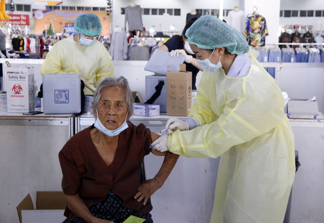 Một nhân viên y tế tiêm vaccine cho người dân ở thủ đô Vientiane. (Ảnh: Phạm Kiên/TTXVN) Lào cho phép mở lại các khu du lịch ở những tỉnh không còn ca mắc ảnh 1