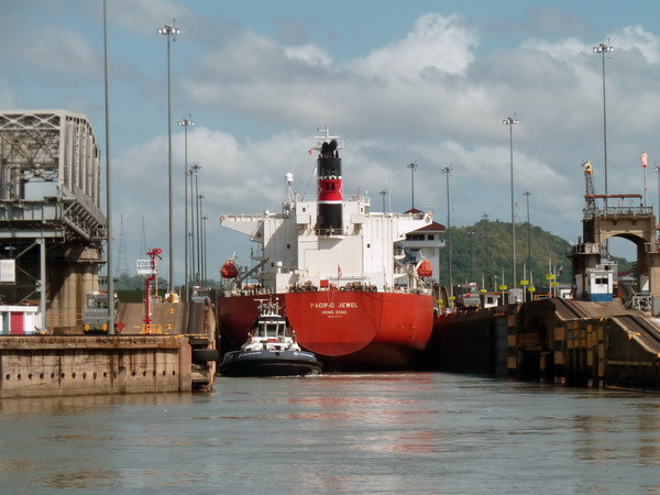 Tàu chở hàng đi qua Kênh đào Panama. (Nguồn: AFP/TTXVN) Dự án nâng cấp kênh đào Panama chậm tiến độ vì vướng kiện tụng ảnh 1