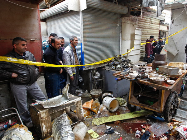 Hiện trường vụ nổ kép ở Al-Sinek ngày 31/12. (Nguồn: AFP/TTXVN) IS tuyên bố thực hiện hai vụ đánh bom đẫm máu ở Iraq ảnh 1