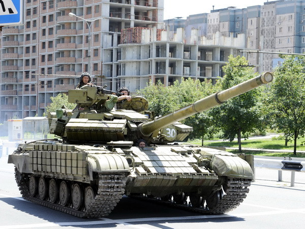 Thủ tướng Ukraine Arseny Yatseniuk đệ đơn từ chức lên quốc hội ảnh 1