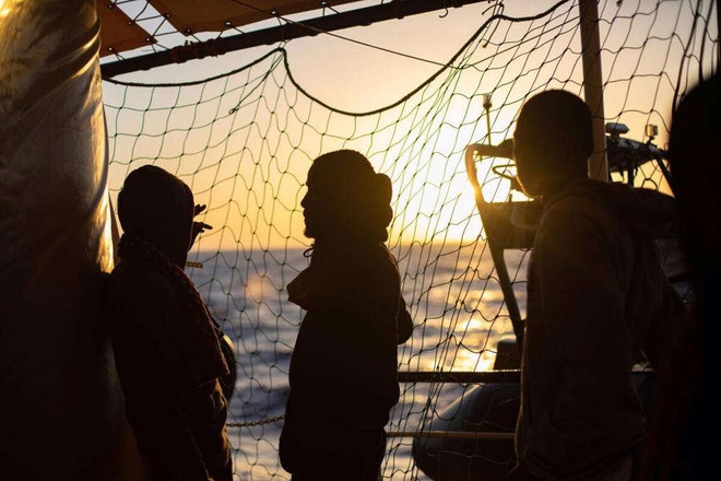 Italy cho phép tàu cứu hộ cập cảng để kiểm tra sức khỏe người di cư ảnh 1