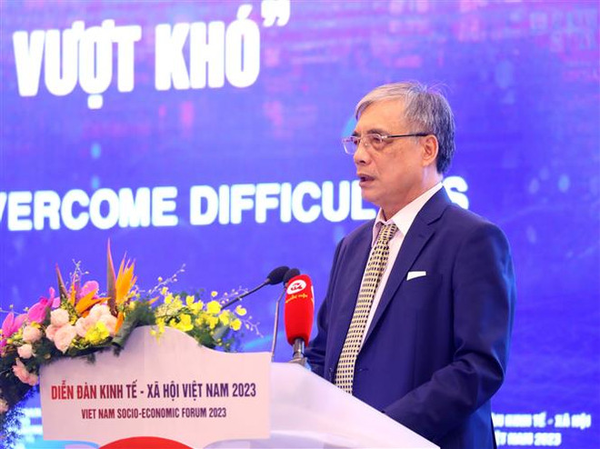 PGS,TS Trần Đình Thiên, nguyên Viện trưởng Viện Kinh tế Việt Nam trình bày tham luận với chủ đề: Khơi thông nguồn lực, phát huy năng lực nội sinh của doanh nghiệp và nền kinh tế. (Ảnh: Văn Điệp/TTXVN) Khai thác hiệu quả động lực tăng trưởng mới cho phát triển bền vững ảnh 2
