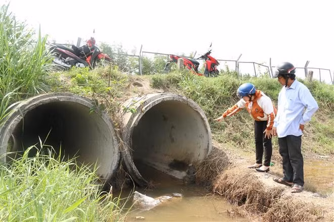 Long An: Xe bồn bất ngờ xả chất thải xuống ven đường cao tốc ảnh 1