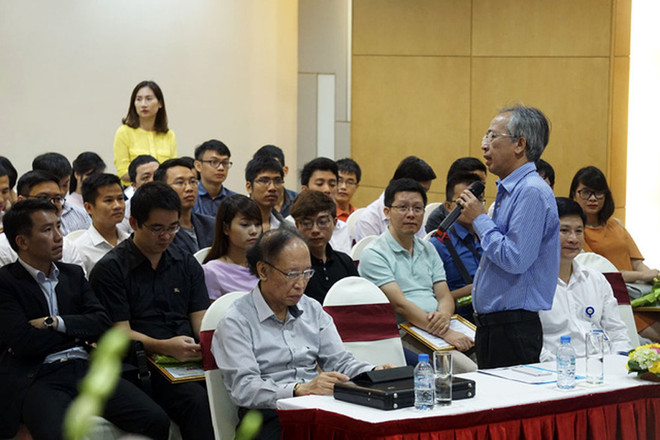 Tiến sỹ Nguyễn Long giao lưu cùng các tác giả lọt vào Chung khảo Nhân tài Đất Việt. (Nguồn: BTC) Giám khảo Nhân tài Đất Việt: Mong thí sinh vươn ra toàn cầu ảnh 1