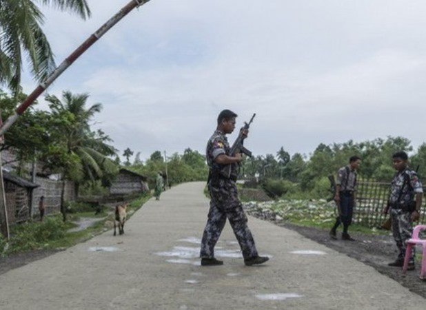 Một lính biên phòng Myanmar tuần tra lối ra vào làng Maungdaw, bang Rakhine, ngày 10/10. (Nguồn: AFP) Myanmar: 35 nghi phạm tấn công đồn biên phòng bị bắt giữ ảnh 1