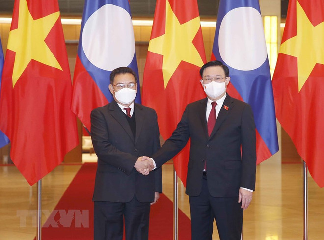 Chủ tịch Quốc hội Vương Đình Huệ đón, hội đàm với Chủ tịch QH Lào ảnh 1