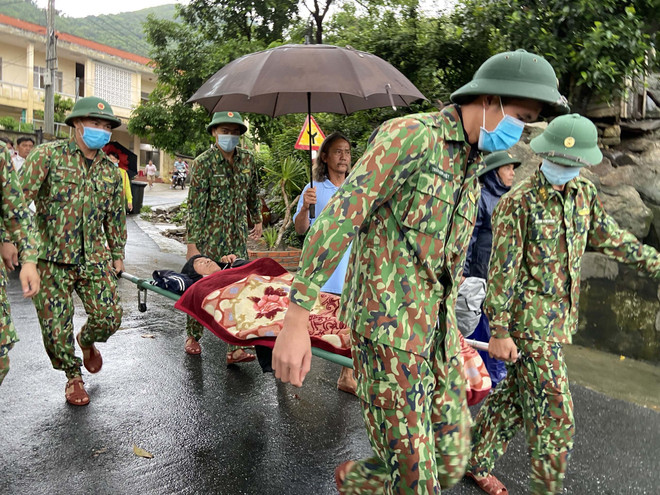 Quảng Nam: Vượt sóng cấp 6 đưa bệnh nhân trên đảo vào đất liền cấp cứu ảnh 1